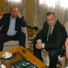 Alfonso García ante dos hombres que no le dieron la razón en todo: Flores y Juan Carrillo.