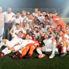 Los canteranos del Sevilla celebran sobre elk césped.