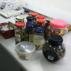 Imagen difundida por la Policía Local donde se ve la marihuana en botes y una caja de cartón.