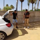 Joaquín Fernández guardando sus pertenencias.