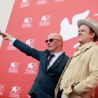 Jacques Audiard  y John C. Reilly, ayer en la Mostra de Venecia tras la presentación de ‘The Sisters Brothers’. ASAC
