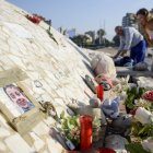 Flores y muñecos recuerdan a Gabriel Cruz