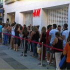 Colas en el Paseo en el momento en el que abrió H&M en septiembre de 2011.