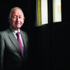 Gabriel Amat retratado por el fotógrafo Juan Sánchez en el salón de plenos de la Diputación Provincial.