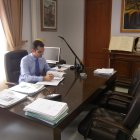 El alcalde cuando firmó la primera de las cartas enviadas al ministro de Fomento.