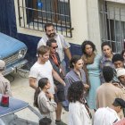 Gal Gadot (de gris) y Chris Pine (con camiseta blanca), rodando ayer en la calle Cruces Bajas de la capital.
