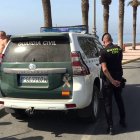 La Guardia Civil en una playa de Roquetas de Mar (fotografía de archivo).