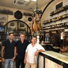Presente y pasado del Puga: José Ángel Pastor y Leonardo y José Martín, en el bar.