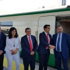 Ábalos, a la derecha, ayer en Granada.