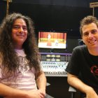 José Herrera (derecha), y Gonzalo Ramos, en la sede de Villalobos Recording Studio, en Almería. Al fondo, un fotograma del corto.
