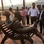 \'La Tumbona\', nueva escultura del paseo marítimo.