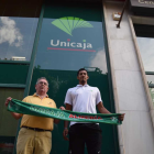 Ramón Sedeño con el nuevo jugador ahorrador.