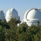 Cúpulas de los tres telescopios del observatorio de Calar Alto.