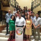 Los galardonados en esta edición de los Premios Almería Joven junto al coordinador del IAJ (abajo con el cartel).