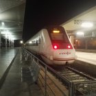 Primer tren de la mañana con destino Granada y Sevilla.