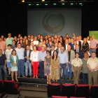 Los galardonados en los Premios Almería Joven 2018 con la delegada de Gobierno y el director del IAJ a la cabeza.