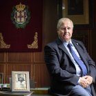 Francisco Martínez Amo posa para el fotógrafo en la sede oficial del Colegio de Médicos