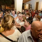 Ismael Torres, en el centro, es abrazado por vecinos durante la concentración este lunes