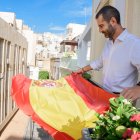 Ramón Fernández-Pacheco, alcalde de Almería, colocando una bandera en su balcón.