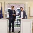 Sánchez e Iglesias firman en la Moncloa un acuerdo para los Presupuestos.