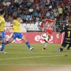 Juan Carlos Real intenta batir a Raúl Fernández.