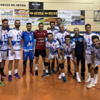 Los jugadores del Michelin Mintonette con el mítico Alexis Valido.