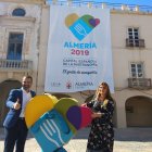 Ramón Fernández-Pacheco y Carolina Lafita, este mediodía en la Plaza Vieja.