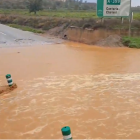 La salida de la rambla de Chirivel obligó a cortar el paso de vehículos
