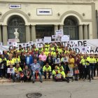 Trabajadores de \'Cemex\' y responsables políticos en el acto celebrado esta mañana en el Ayuntamiento.