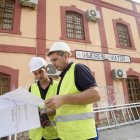 Los obreros revisan los planos de los trabajos que están ejecutando en la estación.