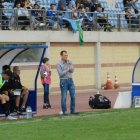 Alberto González siguiendo el juego desde el banquillo ante el San Fernando.