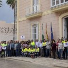 Concentración de vecinos, trabajadores de Cemex de Gádor y de Carboneras, ante el Ayuntamiento.
