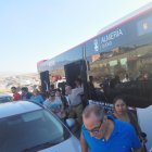 Almerienses bajando del autobús a las puertas del centro comercial