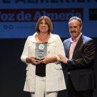 María del Mar García y Alfredo Valdivia con el premio.
