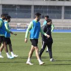 Fran Fernández y sus jugadores al término del entrenamiento.