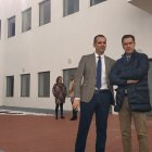 El alcalde y el concejal de Urbanismo en el patio interior preparado para actividades