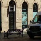 Carteles en los escaparates anuncian la próxima apertura de la franquicia.