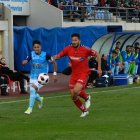 Javilillo disputando un balón ante un rival.