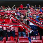 Los seguidores del Almería asisten a una nueva derrota fuera de casa.