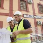 Los obreros revisan los planos de los trabajos que están ejecutando en la estación.