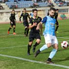 Samu Corral peleando por un balón en ataque.