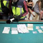 Agentes de la Policía Nacional en el lugar en el que se prostituían las mujeres.