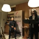 Andrés neuman lee junto al músico José Balastegui.