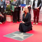 Bo Derek ante su recién estrenada estrella en el Paseo de la Fama.