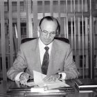 Don Juan del Águila, en su despacho de la entonces Caja Rural en los años 80