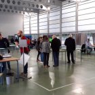 Primeros votantes en el colegio Mar Mediterráneo de la capital.