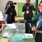 María Jesús Amate vota en Huércal de Almería