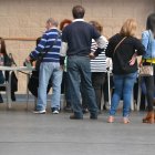 Votantes en un pabellón de Roquetas de Mar.