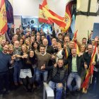 Dirigentes, militantes y simpatizantes de VOX en Almería, celebrando los resultados.