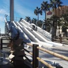 Los operarios ultiman el montaje del tobogán gigante.